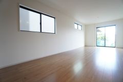 大きな窓のあるリビングは、陽光あふれる明るい空間です。居心地良く、ご家族皆がゆったり寛げる憩いの空間となりそうです。