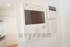 防犯はもちろん、セールスマン対策にもなるモニター付きインターホンです。 来訪者の顔が見えるので安心ですね＾＾