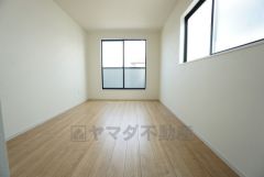 バルコニーに面した約8.2帖の洋室。