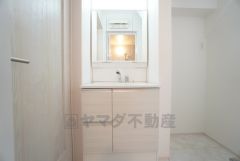 三面鏡裏収納付き洗面化粧台です＾＾ 歯磨きセットやスキンケア用品などの収納に便利ですね。