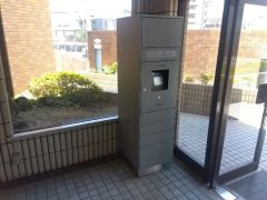 共用部に宅配BOXがあり、不在時でも荷物の受け取りが可能です。お仕事や外出が多い方にも嬉しい設備ですね＾＾