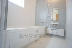 1日の疲れを癒すくつろぎのバスルーム。足を伸ばしてもゆったりと入れるサイズです。お子様と一緒にお風呂に入っても狭くないですね＾＾