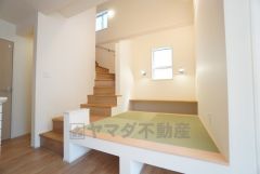 リビング隣には、ホッとできる和室を用意。客間としてはもちろん、お子様のお昼寝スペースや書斎としても活躍してくれそうです＾＾