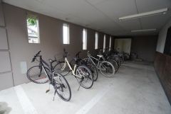 屋根付き駐輪場は、雨や直射日光から自転車を守り、劣化防止にもつながります＾＾ 防犯カメラも設置されているため、防犯面にも配慮された安心の設備です＾＾ 売主コメント