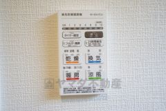 浴室暖房乾燥機には、暖房、乾燥、涼風、換気の4つの機能が付いています。タイマー付きです。換気・雨の日の洗濯も安心です＾＾