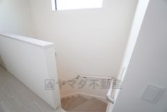 お子様も高齢の方も安心して上り下りができる手摺がついた安心設計です。 階段には小窓を配置しました。日中でも暗くなりがちな階段下が明るくなり安全ですね。