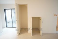 キッチンそばに収納あり。食品貯蔵も、あまり人に見られたくない清掃道具などリビング収納としても＾＾