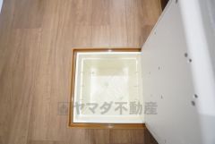 キッチンに床下収納があります。長期保存ができるもの、調理器具、防災グッズを入れておくのもいいですね。