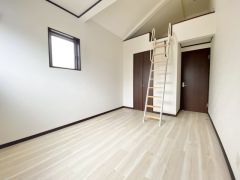 6帖。主寝室としてお使いいただけそうなこちらのお部屋は、日当たりが良く、爽やかな風を感じて起きる朝は、快適生活の始まりに。