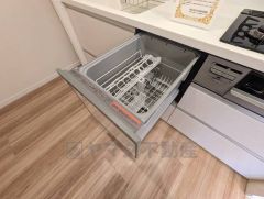 炊事時間を大幅に短縮できる食器洗浄乾燥機付き＾＾食器を洗う手間が減るので家族とのコミュニケーションの時間や自分の時間が増えますね。