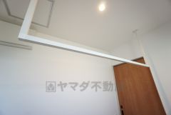 洗面室には室内物干し付き＾＾雨の日や花粉の季節でも気にせず洗濯物が干せるので嬉しいですね＾＾
