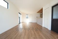 大きな掃き出し窓のあるリビングは、陽光あふれる明るい空間です。ゆったりと寛げる憩いの場となりそうです。