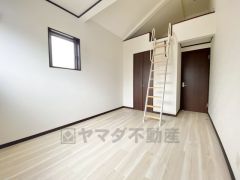 6帖。主寝室としてお使いいただけそうなこちらのお部屋は、日当たりが良く、爽やかな風を感じて起きる朝は、快適生活の始まりに。