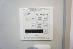 浴室暖房乾燥機には、暖房、乾燥、涼風、換気の4つの機能が付いています。タイマー付きです。換気・雨の日の洗濯も安心です＾＾
