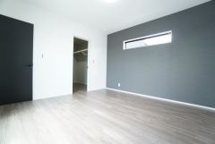 主寝室としてお使いいただけそうなこちらのお部屋は、日当たりが良く、爽やかな風を感じて起きる朝は、快適生活の始まりに。