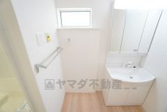 ランドリースペース上部には窓も付いており換気に便利です＾＾