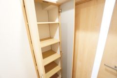 ホールには収納棚付き＾＾