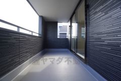 広々としたインナーバルコニー＾＾ 天気のいい日にはお布団もまとめて干せそうですね。屋根があるため天候に左右されにくいことでしょう。