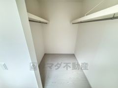 洋室にはハンガーパイプ付きのウォークインクローゼットが設けられています。たっぷり収納できるので衣替えの心配もいりませんね＾＾