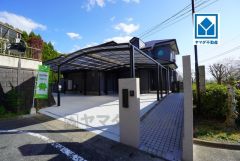 R8年2月内外装リフォーム完了済＾＾4LDK。南向き。敷地面積約90坪＾＾カーポート3台分。南庭付き。玄関上部は吹抜け＾＾バス「まほろば公園前」歩1分。