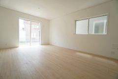 大きな窓のあるリビングは、陽光あふれる明るい空間です。居心地良く、ご家族皆がゆったり寛げる憩いの空間となりそうです。
