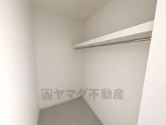 洋室にはハンガーパイプ付きのウォークインクローゼットが設けられています。たっぷり収納できるので衣替えの心配もいりませんね＾＾