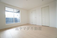 8帖。主寝室としてお使いいただけそうなこちらのお部屋は、日当たりが良く、爽やかな風を感じて起きる朝は、快適生活の始まりに。 