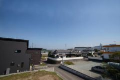 2階バルコニーからの眺望です。前面に遮るものがなく景色を一望できます。日当たり良好。お洗濯物が良く乾きます。