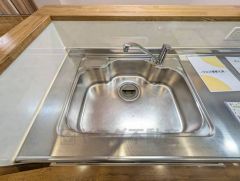 大きなお鍋も楽々洗える幅の広いシンクです＾＾ステンレスシンクなので簡単にお掃除できますよ。