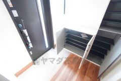 ご家族の靴をスッキリと片付けられるシューズボックス付きの玄関です＾＾スッキリと片付いた玄関は気持ちがいいです。