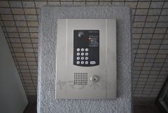 防犯性もばっちり、TVモニター付きインターホン完備。来訪者の顔が見えるので、安心＾＾お子さん1人での留守番時にも活躍しそうです。 