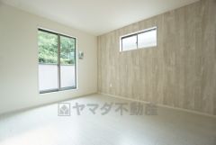 7帖。主寝室としてお使いいただけそうなこちらのお部屋は、日当たりが良く、爽やかな風を感じて起きる朝は、快適生活の始まりに。アクセントクロスでお洒落な空間です＾＾ 