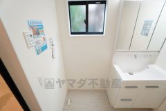 ランドリースペース上部には窓も付いており換気に便利です＾＾