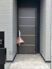 落ち着いたブラウントーンの玄関ドア。