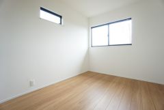 主寝室としてお使いいただけそうなこちらのお部屋は、日当たりが良く、爽やかな風を感じて起きる朝は、快適生活の始まりに。