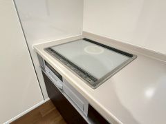 お手入れのしやすいIHクッキングヒーターです。3口コンロなので、効率よくお料理が楽しめます。毎日のお料理も楽しくなりますね＾＾