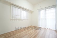 2面採光を確保した明るい室内は、風通しも良く、大変居心地の良い空間となっております。日当たりがよく、子供部屋としての利用もおすすめ。