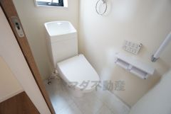 1階2階の2ヶ所にトイレがありますので、忙しい朝にも家族に気を使わず、ゆとりが生まれますね＾＾ 小窓付きで換気する時に便利です＾＾
