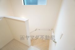 ご年配や小さなお子様でも安心できる、手すり付き階段です＾＾