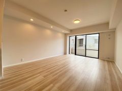 大きな掃き出し窓のあるリビングは、陽光あふれる明るい空間です。ゆったりと寛げる憩いの場となりそうです。