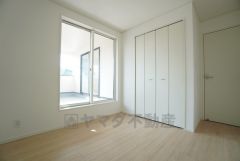 5帖。住む人のこだわりを活かす洋室＾＾広めのクローゼットもあり荷物もすっきり片付けられ、ゆとりのある暮らしが出来ます＾＾