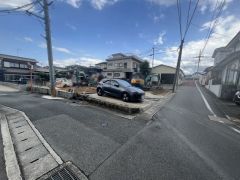 前面道路。西・南側約4ｍの公道に面しています＾＾