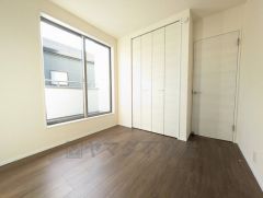 明るい室内は、風通しも良く、大変居心地の良い空間となっております。日当たりがよく、子供部屋としての利用もおすすめ。