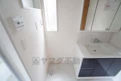 ランドリースペース上部には窓も付いており換気に便利です＾＾