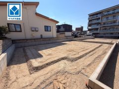 家が建つ部分は道路から奥まっているため、静かな環境を得やすいのがメリット。道路を通る自動車の音や、通行人からの視線が家の中には届かないため、平穏な暮らしが楽しめます。