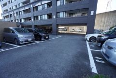近隣の月極駐車場を継承してご利用いただけます＾＾ お車を複数台お持ちの方や、ご家族・来客用の駐車スペースを確保したい方にも嬉しいポイントです＾＾ 空き状況はお問い合わせください＾＾