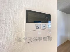 キッチン横からお湯張り、追い炊き、足し湯がボタン一つで楽々操作できる給湯機リモコンです＾＾忙しい夕飯の準備の時間帯に重宝しますね。