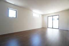 大きな掃き出し窓のあるリビングは、陽光あふれる明るい空間です。ゆったりと寛げる憩いの場となりそうです。