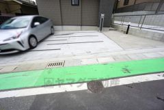 駐車スペースはゆとりある2台分を確保。マイカー用に、お客さま用に、余裕を持ってご利用いただけます。