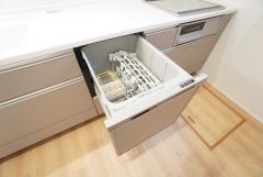 炊事時間を大幅に短縮できる食器洗浄乾燥機付き＾＾食器を洗う手間が減るので家族とのコミュニケーションの時間や自分の時間が増えますね。 